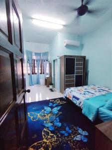 a bedroom with a bed and a blue wall at Sofea guest house kemaman in Cukai