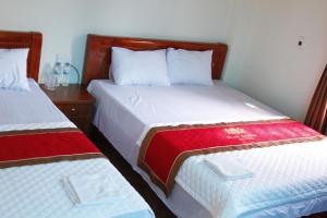 two twin beds in a room with at Biển Hải Tiến - Nhà nghỉ Ngân Khánh in Thanh Hóa
