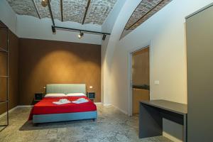 1 dormitorio con cama roja y escritorio en suebi appartament and rooms, en Termoli