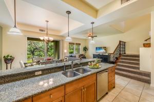 una cocina con fregadero y encimera en Mauna Lani Fairways #204, en Waikoloa
