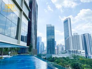 uma piscina numa cidade com edifícios altos em Pavilion Embassy Suites KL em Kuala Lumpur