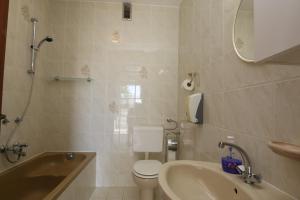 Koupelna v ubytování Apartment Lidija + 16 fotografií
