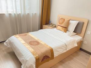 Postel nebo postele na pokoji v ubytování King Parkview Hotel