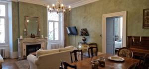 Televízia a/alebo spoločenská miestnosť v ubytovaní Chateau de Viviez