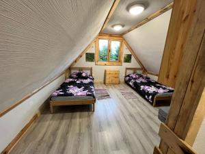 Ένα ή περισσότερα κρεβάτια σε δωμάτιο στο Domki Pszczółka