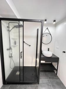 W łazience znajduje się szklana kabina prysznicowa i umywalka. w obiekcie El 7 Rincon De La Victoria Málaga playa y piscina w mieście Rincón de la Victoria
