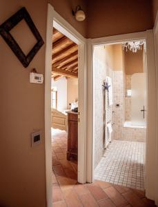 W pokoju znajduje się łazienka z kabiną prysznicową i toaletą. w obiekcie Appartamento Filomena by LakeSweetLakeComo w mieście Laglio