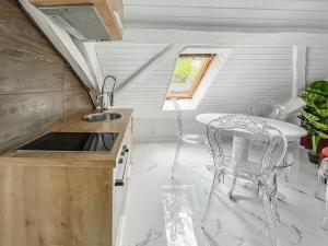 eine Küche mit einem Waschbecken und einem Tisch mit Stühlen in der Unterkunft Loft apartment in the Castle Château du Châtelard in Montreux