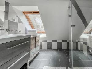 y baño con lavabo y ducha. en Loft apartment in the Castle Château du Châtelard, en Montreux