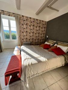 Un pat sau paturi într-o cameră la Marquisette - Appartement, Piscine et Spa à La Ferme du Bois