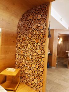 una pared hecha de troncos en una habitación en Appartement Schneekristall, en Fendels