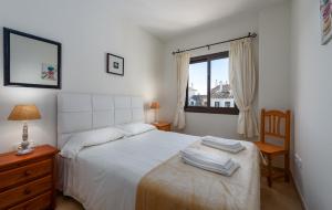 A bed or beds in a room at Marina Duquesa 2411 Penthouse Még 28 kép
