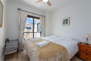 A bed or beds in a room at Marina Duquesa 2411 Penthouse