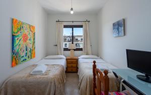 A bed or beds in a room at Marina Duquesa 2411 Penthouse