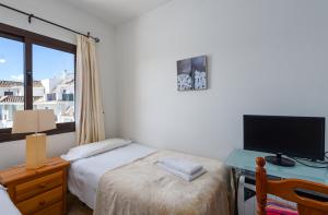 A bed or beds in a room at Marina Duquesa 2411 Penthouse