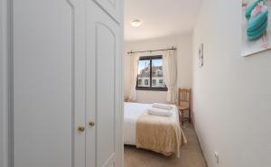 A bed or beds in a room at Marina Duquesa 2411 Penthouse
