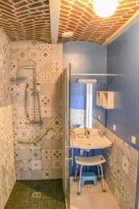 a bathroom with a sink and a shower at La Tourelle - Gîte de charme entre Arras et Albert in Souastre