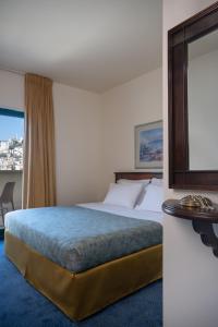 Postel nebo postele na pokoji v ubytování Mary’s Well Nazareth By Dan Hotels