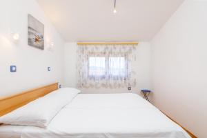 sypialnia z dwoma łóżkami i oknem w obiekcie Apartment Medulin 7495b w Medulinie