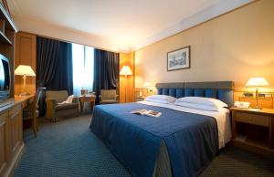 Postel nebo postele na pokoji v ubytování Grand Hotel Barone Di Sassj
