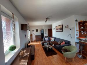 - un salon avec un canapé et une table dans l'établissement Apartman Tatry, à Tatranská Lomnica