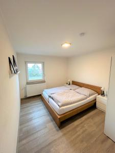 a bedroom with a bed and a window at City Apartment Ochtrup - NETFLIX - WALLBOX in Ochtrup