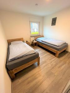 1 dormitorio con 2 camas y ventana en City Apartment Ochtrup - NETFLIX - WALLBOX en Ochtrup