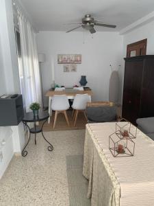 - un salon avec une table et une salle à manger dans l'établissement Apartamento Los Pinares, à Chipiona