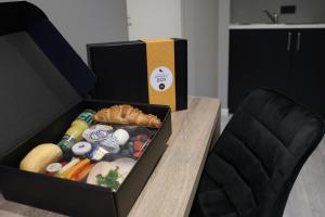 una caja de comida sobre una mesa en JustStay Solingen, en Solingen