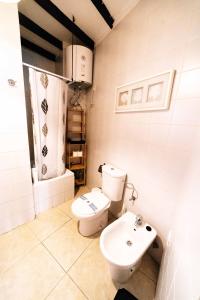 マラガにあるGramaのバスルーム(トイレ、洗面台付)