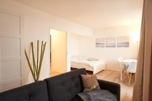 salon z kanapą i sypialnią w obiekcie Gemütliches und helles Studio Apartment mit Balkon, Badewanne, WLAN, Parkplatz w Bremie