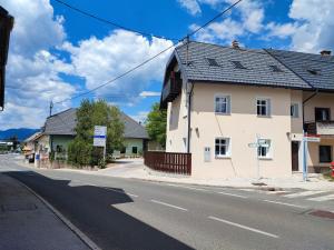 un edificio al lado de una calle en Corner House Apartments near Lake Bled, en Radovljica
