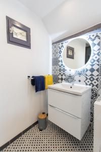 Montceau-et-Écharnant的住宿－AU COEUR DES VIGNES ENTRE BEAUNE ET DIJON，浴室设有白色水槽和镜子