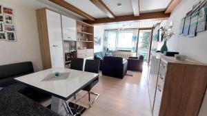 a kitchen and living room with a table and chairs at DANIELA Seeblick Appartement Haus Hänsel Gretel am Ossiacher See, Hallenbad, Skiarena Gerlitzen in Stiegl