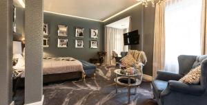 Hotel Luise في باد بيرغزابيرن: غرفة نوم مع سرير وغرفة معيشة