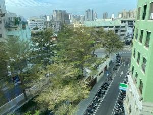 una vista aerea di una città con auto parcheggiate in strada di CHECK inn Express Taichung Fengchia a Taichung