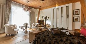 バート・ベルクツァーバーンにあるHotel Luiseの木製の天井のベッドルーム1室(大型ベッド1台付)