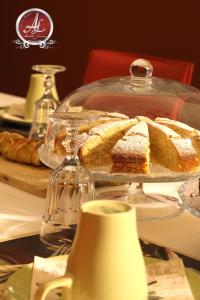 einen Kuchen in einem Glasgericht auf einem Tisch in der Unterkunft Abatellis Luxury in Palermo