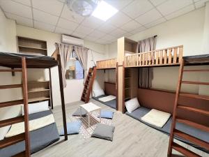 מיטה או מיטות קומותיים בחדר ב-Star-Moon B&B Green Island