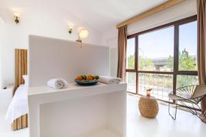 a white kitchen with a bowl of fruit on a counter at 777 Alaçatı Adults only in Alacati