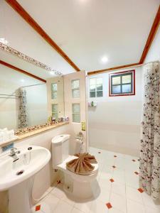 La salle de bains est pourvue de toilettes et d'un lavabo. dans l'établissement ทิพย์วาริน รีสอร์ท เขาใหญ่, à Ban Tha Chang