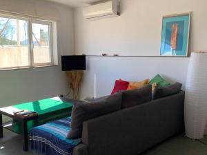 a living room with a couch and a window at Tranquilidad y Naturaleza. Entre Volcanes y Mar in Presillas Bajas