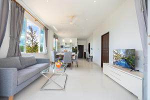 sala de estar con sofá y pecera en 2Br Seaview Apartment, Long Beach, Lanta Sport Resort 205, en Ko Lanta