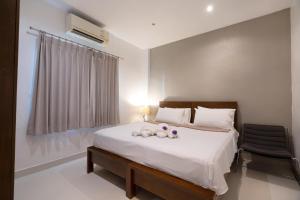 Un dormitorio con una cama con dos bolas. en 2Br Seaview Apartment, Long Beach, Lanta Sport Resort 205, en Ko Lanta 14 fotos más