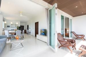 una sala de estar con un sofá y una mesa en 2Br Seaview Apartment, Long Beach, Lanta Sport Resort 205, en Ko Lanta
