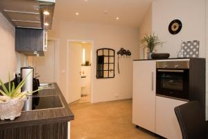 cocina con fregadero y encimera en Ferienwohnung Teldec, en Nortorf