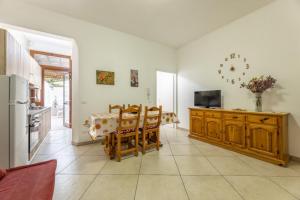 een keuken en eetkamer met een tafel en stoelen bij Giulio’s Apartment in Taviano