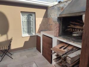 a kitchen with an oven with a table and a window at Darsena B&B tra Arte e Mare in Ravenna
