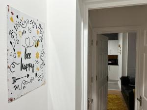 een schilderij aan de muur van een woonkamer bij Bee Accommodations in Leicester