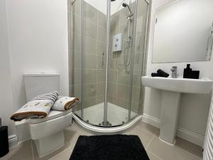 een badkamer met een douche, een toilet en een wastafel bij Bee Accommodations in Leicester
